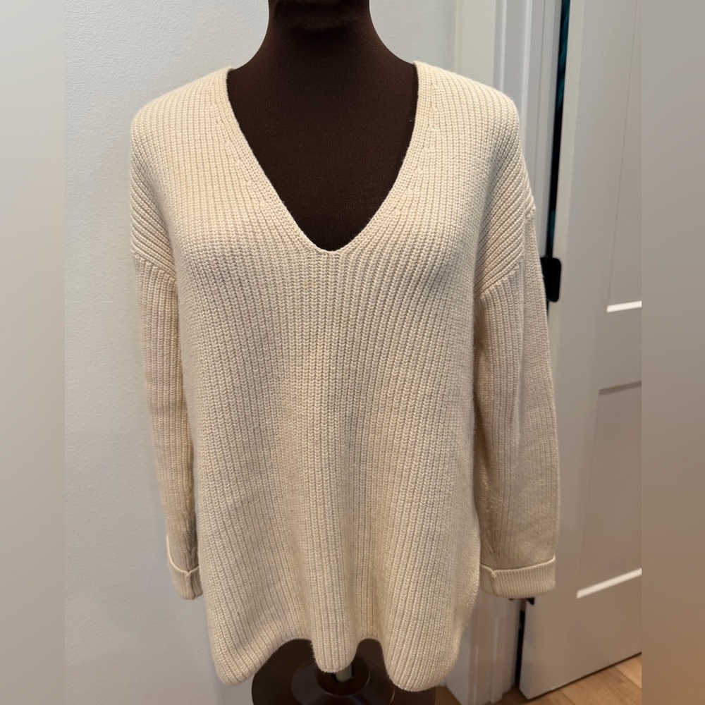 Banana Republic V-Neck Cozy Knit Sweater Tunic - Cream. Size Medium